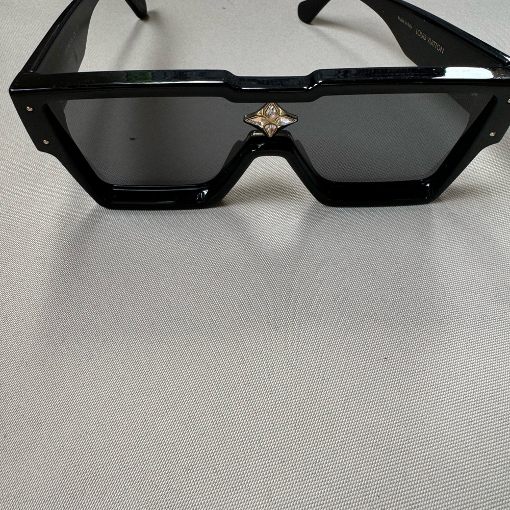 Sunglasses - Picture 4 of 9